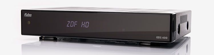 Sortiment von Fuba Schwarzer Fuba ODS 400 Empfangsgerät mit digitaler Anzeige „ZDF HD“ auf der Front, reflektierende Oberfläche.